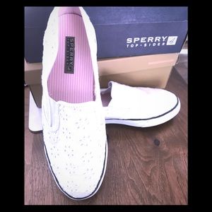 Mariner Eyelet White Slip Ons Sz 9
